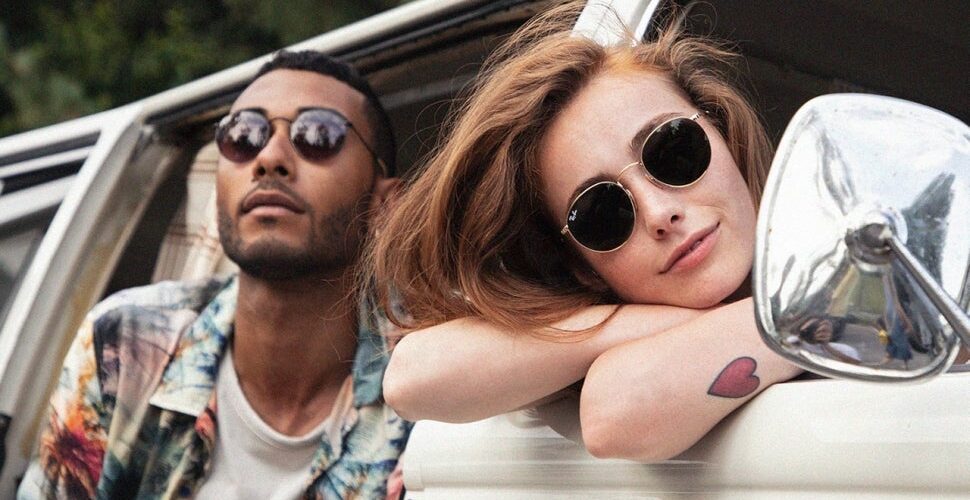 ragazzo e ragazza che indossano occhiali Ray-Ban